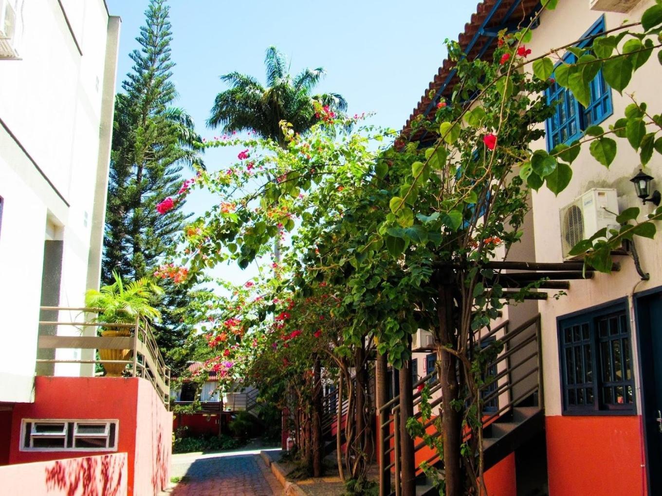 Cr Hotel Bueno - Antigo Hotel Serras De Goyaz Гояния Экстерьер фото A street in the historic center of Florianópolis